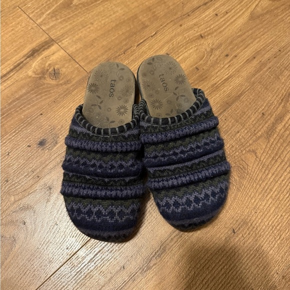 Taos Knit Patterned Slip ons size 7 - Picture 1 of 8